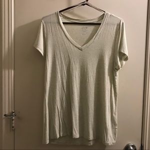 Apt. 9 V-neck T-shirt size L